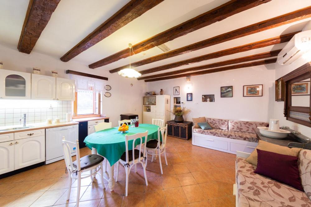 Holiday Home Burba คอมีชา ภายนอก รูปภาพ